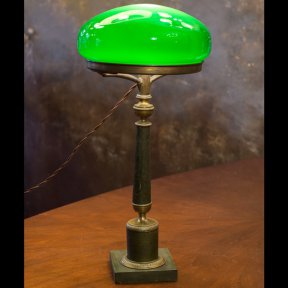 Старинная настольная лампа с зеленым плафоном